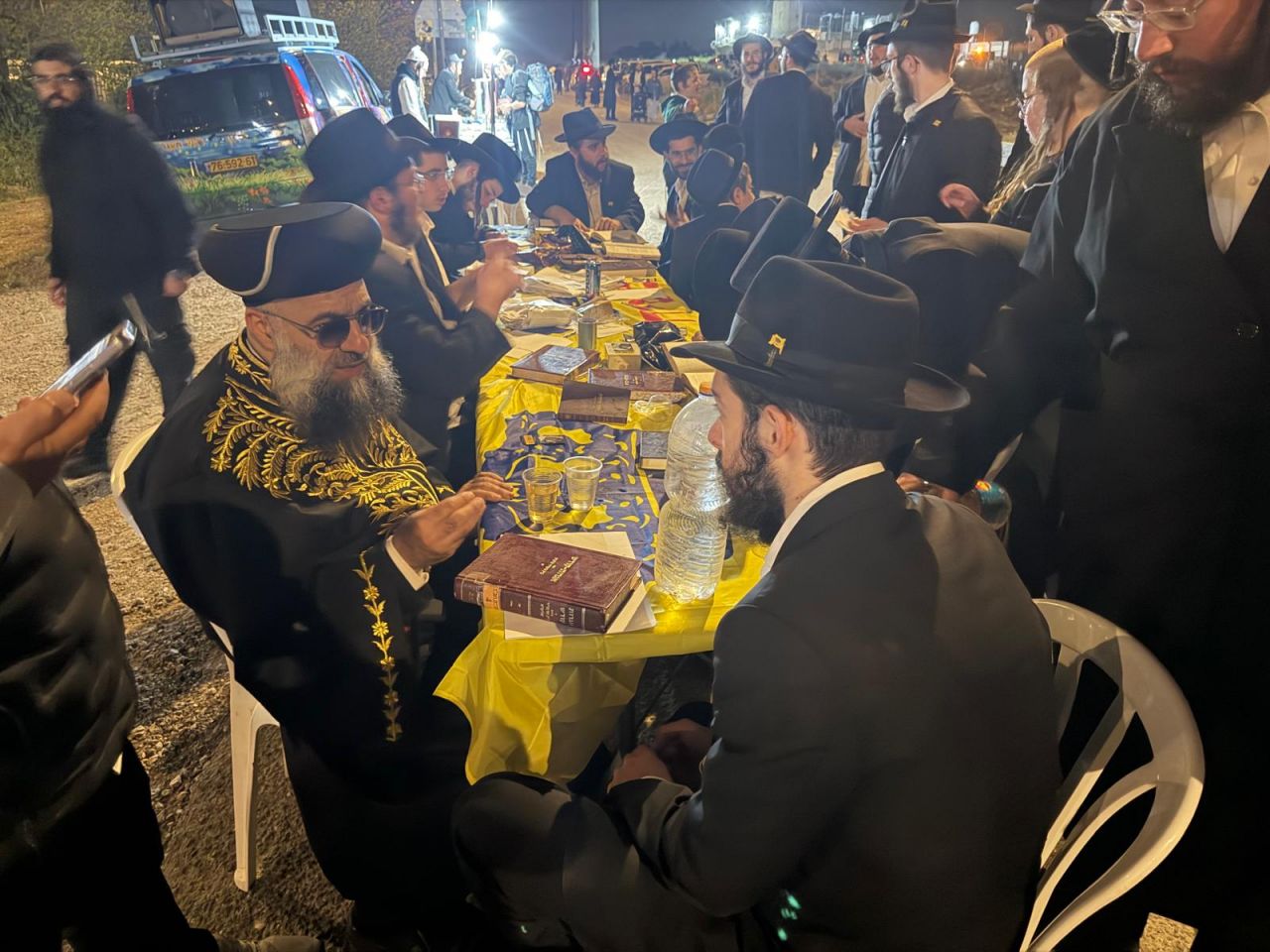 רבים בדוכן אגרות קודש בציון יהושע בן נון